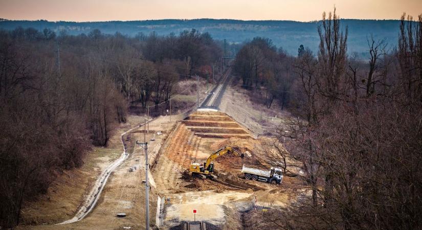 Nem csak síncsere: több szinten épül újjá a pályaszakasz Ajka és Veszprém között (képek)