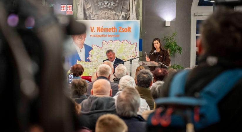 Körmend felé tartva, az autóban szembesült Szentkirályi Alexandra a miniszterelnököt fenyegető videóval!