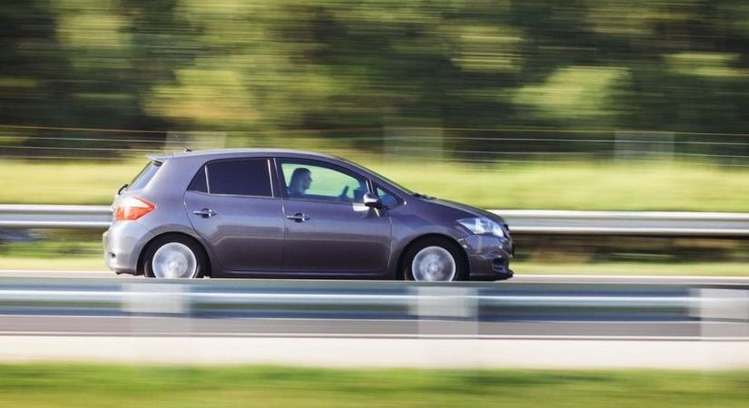 Videón a veszélyes helyzet, kilométereken át haladt forgalommal szemben