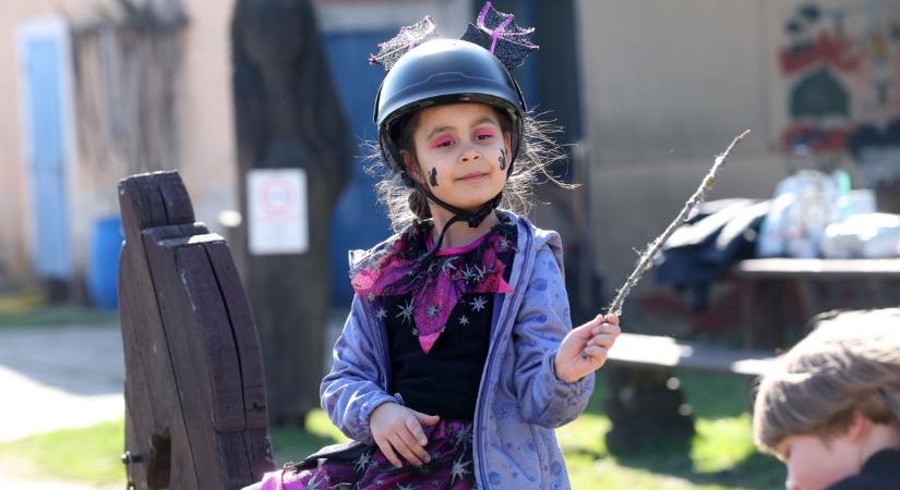 Szőrén és maskarában ülték meg a gyerkőcök a lovakat a farsangon Meistroéknál