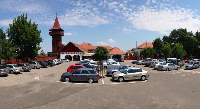 Több mint egymillió dolláros szupersportkocsi Szegeden: Olyan autó parkolt a Fehértói Halászcsárda előtt amiből az egész világon nem sok van