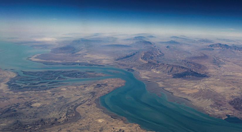Teljes a káosz a Hormuzi-szorosban: több száz hajó és több millió hordó olaj rekedt fogságban