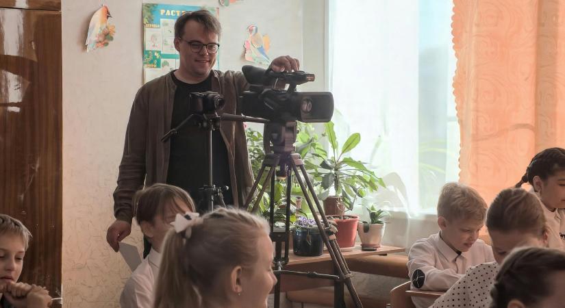 Miért is rettegnék? Ha megölnének, csak nekik lenne még rosszabb – interjú a Senki tanár úr Putyin ellen alkotójával