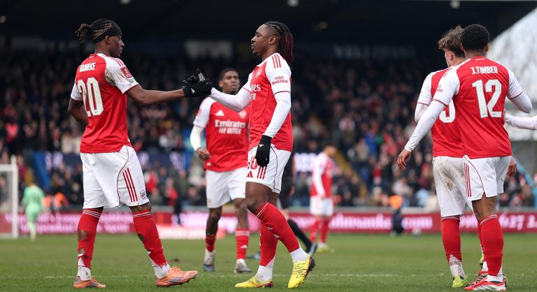 Kis híján megégett harmadosztályú ellenfelével szemben az angol éllovas, de a bombagólokkal a sikert is jött