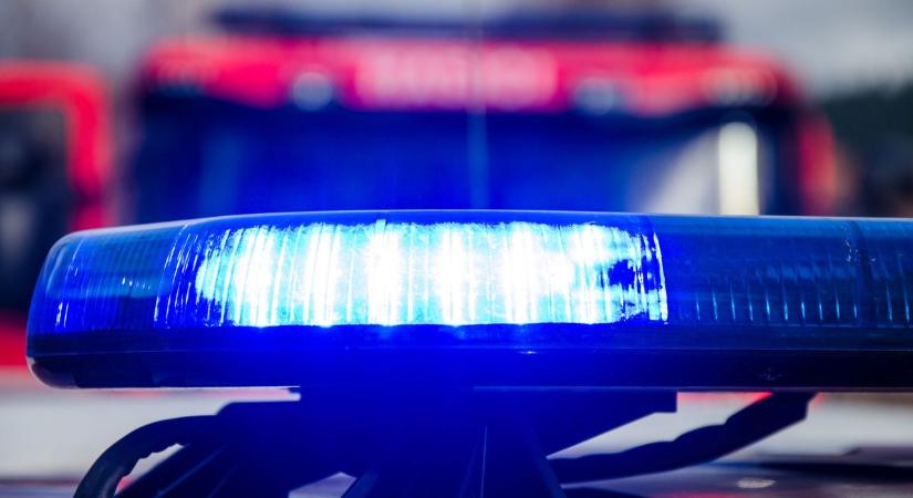 Tetejére borult egy autó, félpályán halad a forgalom az érintett szakaszon