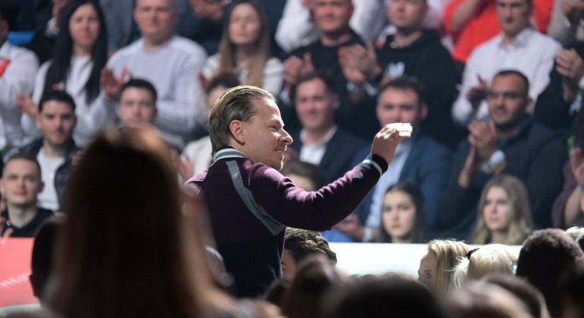 Dzsudzsák Balázs a debreceni háborúellenes gyűlésen, Herczeg András videóban üzent