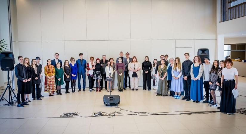 Fiatal énekesek vették birtokba a színpadot Hajdúsámsonban, vármegyei versenyen csillogtak a tehetségek