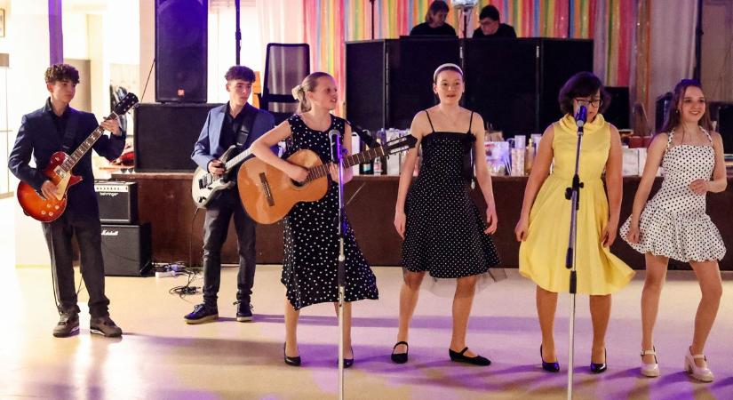 Rockabilly stílus, tombola és nagy licit: így telt az idei Babits-bál (fotók)