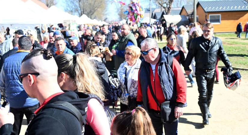 Böllérfalva megtelt: óriási tömeg látogatott el az abádszalóki gasztrofesztiválra – videóval, galériával