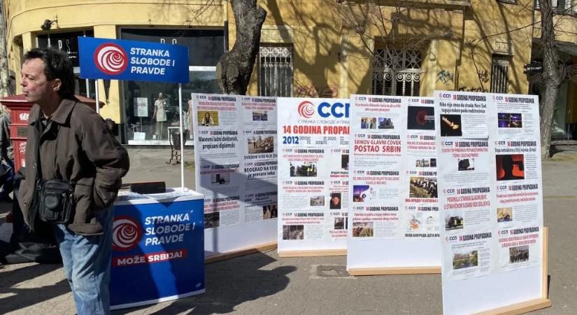 Szabadka főterén is látható az ország 14 éve tartó hanyatlását bemutató kiállítás