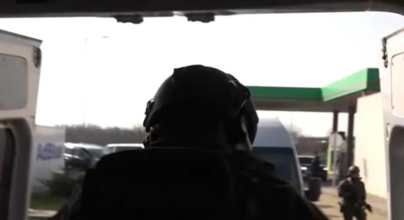 Nem az M5-ösön, hanem az M0-s körgyűrű egyik pihenőhelyén kapcsolták le az ukrán pénzszállítókat