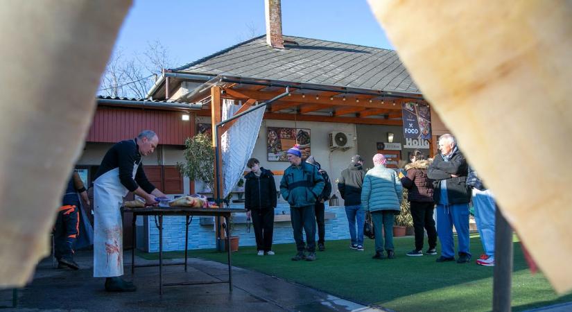 Ilyet ritkán látni: így dolgozzák fel a disznót a szakavatott kezek – fotók, videó