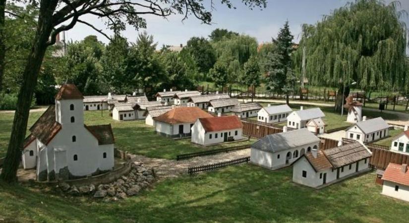 Aprócska házak őrzik a régmúlt faluk hangulatát Ászáron