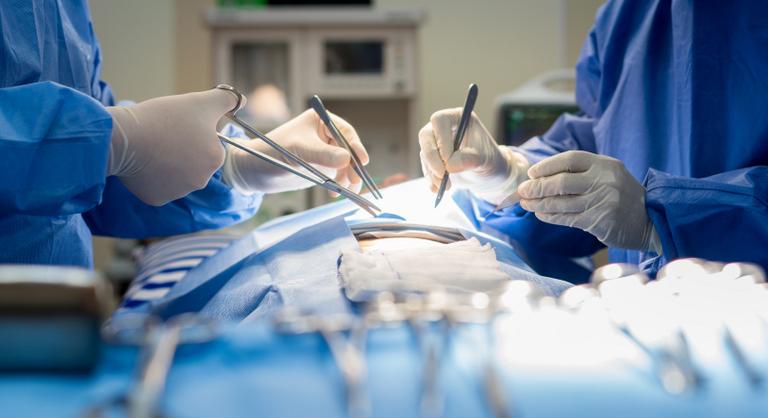 Úgy nézett ki a fiatal lány a hajátültetés után, mint akit megskalpoltak