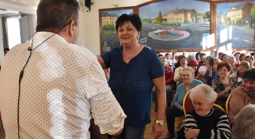 Táncba vitte a hölgyeket az énekes: Varga Feri rabolta el a szíveket Jászárokszálláson – galériával, videóval