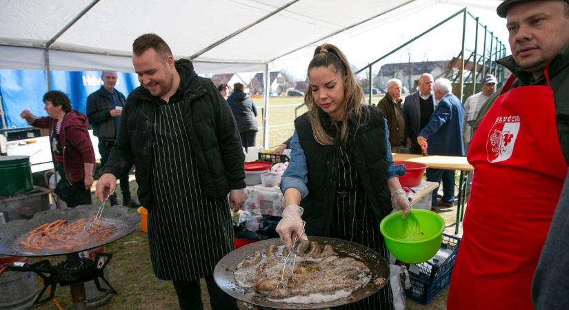 Közös sütögetéssel és hagyományok éltetésével ünnepeltek Helvécián – fotók, videó