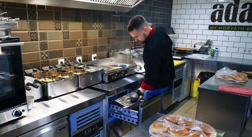 Mertek nagyot álmodni: fejlesztett egy zalai étterem, hogy a vendégek kiszolgálása gyorsabb legyen!