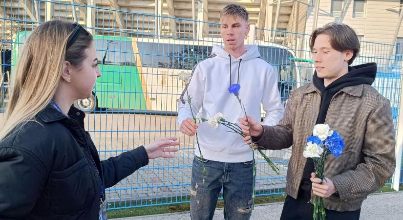 Virág a hölgyeknek! - a ZTE FC játékosai így fogadták a stadionba érkezőket