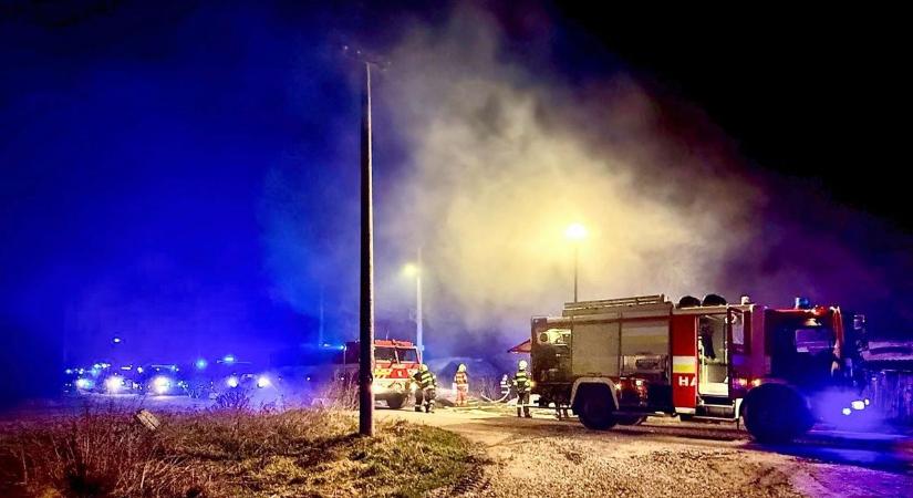 Gyilkosság miatt nyomoznak: két holttestet találtak a kiégett házban