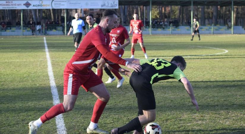 Emberhátrányban sem hagyta veszni pontjait a listavezető