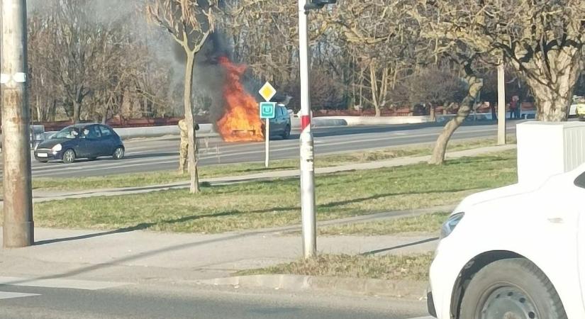 Nagy lehet a baj: lezárták a forgalmas pécsi kereszteződést, ég egy autó!