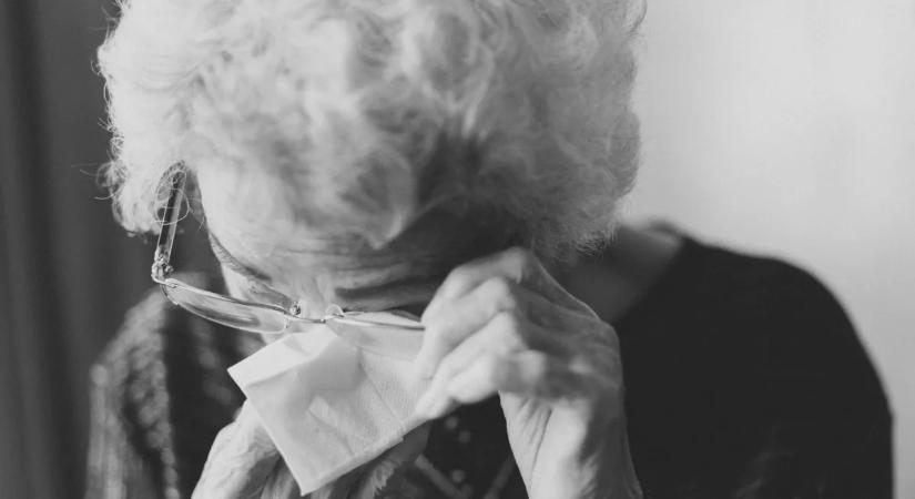 Örömkönnyek a demencia miatt? Ritka tüneteket produkál egy férfi