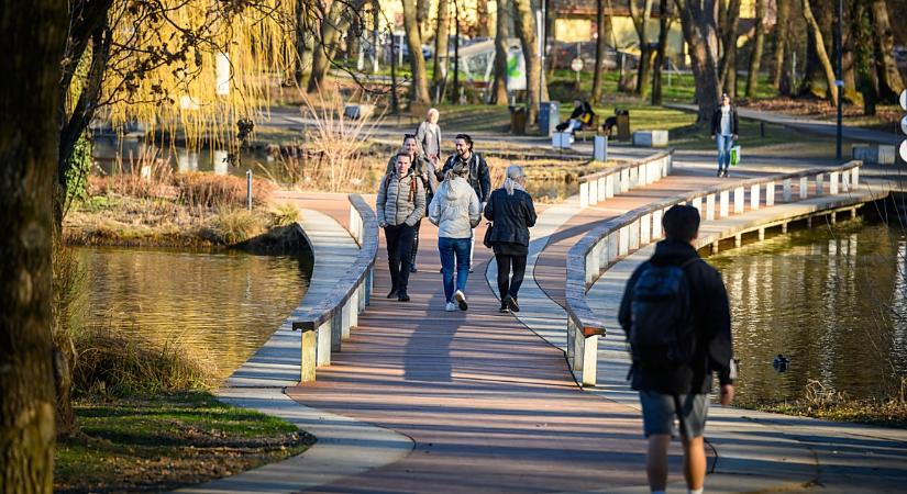 A gyalogosok is birtokba vehették a Békás-tó megújult hídját – fotókkal