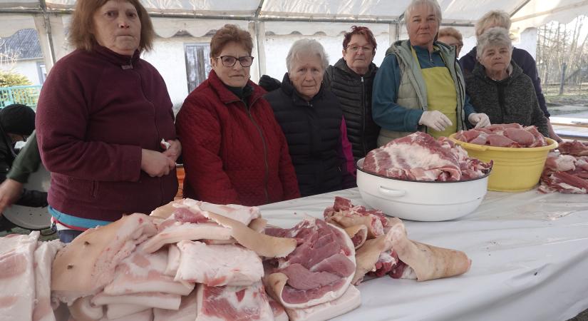 Újtikosi télűző: fél disznó, teljes hangulat