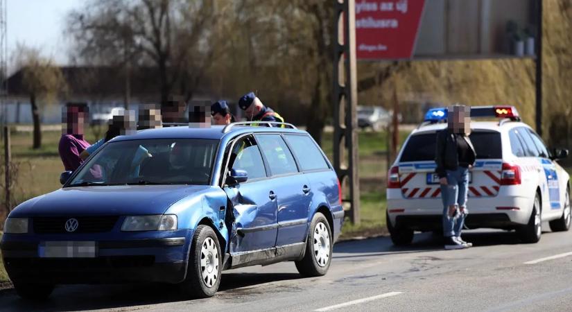 Videón, ahogy egy motoros belecsapódik egy autóba