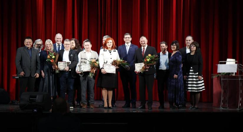 Közösségi példaképeket ünnepeltek – Átadták a „Tegyünk Kézdiszékért” díjakat