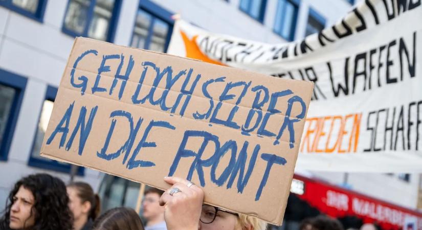 Háborús őrület Európában! Németországban diákok tüntetnek az új katonai szolgálati törvény ellen