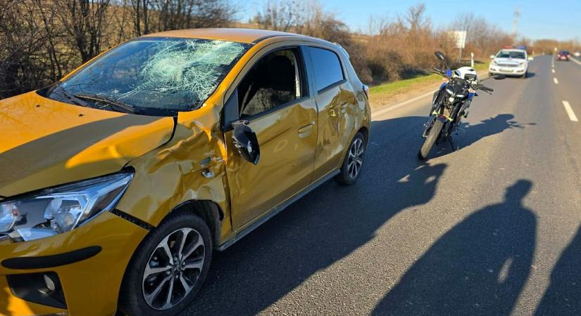 Drámai szombat: széttört egy autó a 6-os úton