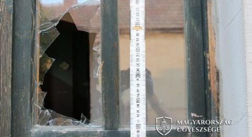 Fejszével és kapával esett neki volt párja házának egy berhidai nő