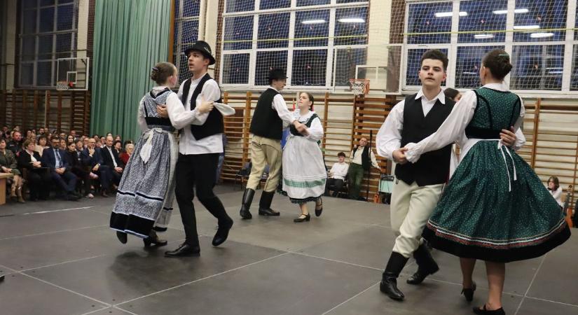 A nemzeti egység jegyében – A zalai iskola közössége saját tündérországát építette fel ünnepén (galéria, videó)