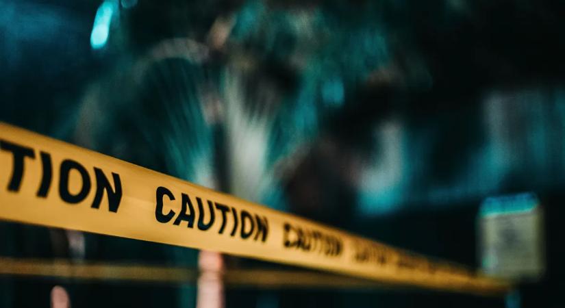 Holtan találtak egy házaspárt, egy férfi őrizte a holttesteket