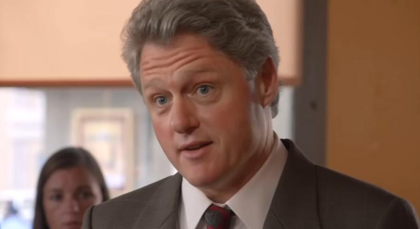 Seth MacFarlane egy „pokolba vele!” felkiáltással Bill Clintonná változtatta magát MI-vel a Ted második évadában