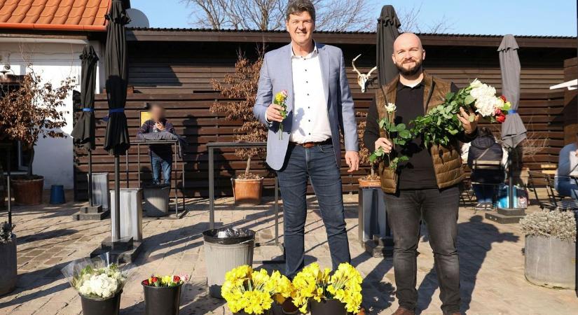 A legszebb nőnapi meglepetés: Mihálffy Béla és Ruzsa Roland köszöntötte a nőket