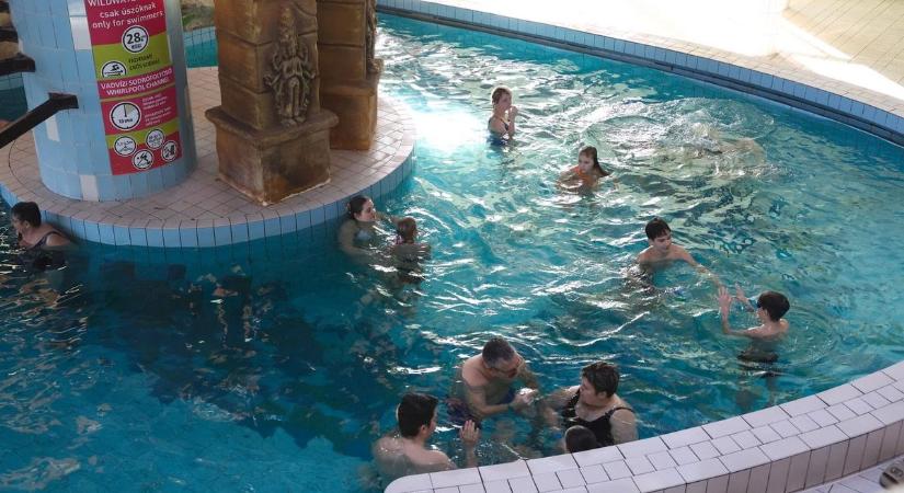 Ingyenes fürdőbelépőket biztosít a hajdú-bihari önkormányzat – mutatjuk, kiknek jár a kedvezmény!