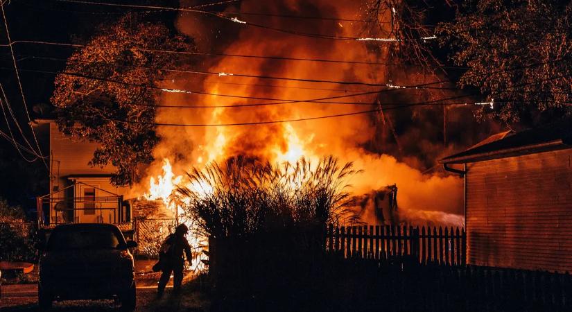 Felfoghatatlan: saját gyermekeivel végzett az anya, majd felgyújtotta otthonukat