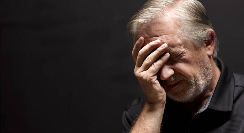 Ennek a férfinek 7 másodpercenként törlődik a memóriája – egyetlen emberre emlékszik