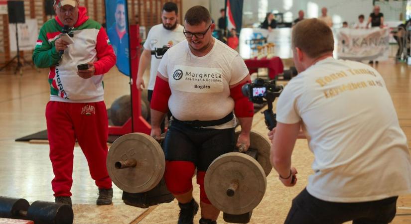 Magyar és szlovák versenyzők mutatták meg erejüket a füzesabonyi csarnokban