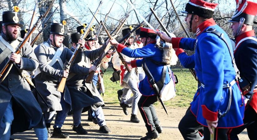 Fegyverropogás a gyaloghídnál: felelevenítették a szolnoki csatát – videóval, galériával