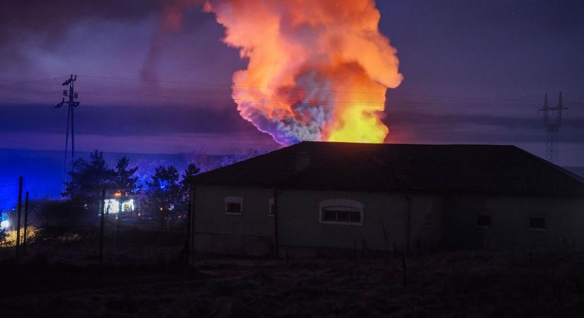 Egy gázpalack is felrobbant a kigyulladt kádártai házban, lakhatatlanná vált az épület (videó)