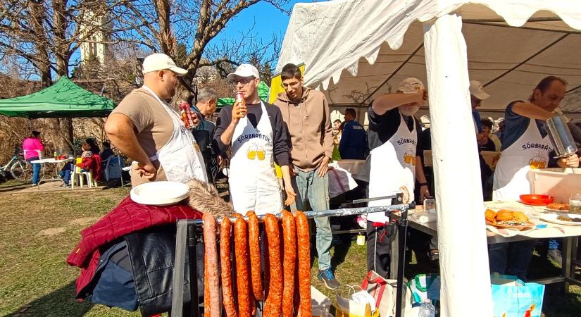 Kolbásztöltőkkel telt meg Bánhida - videón a látvány-disznóvágás