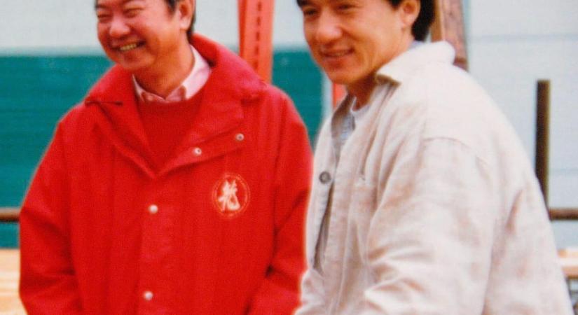 Így készül a halálra Jackie Chan, könnyek között a rajongók
