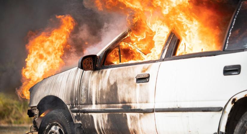 Teljes terjedelmében égett egy autó a Balatonalmádihoz vezető úton