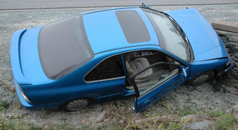 Árokba hajtott egy autó a 8-as főúton