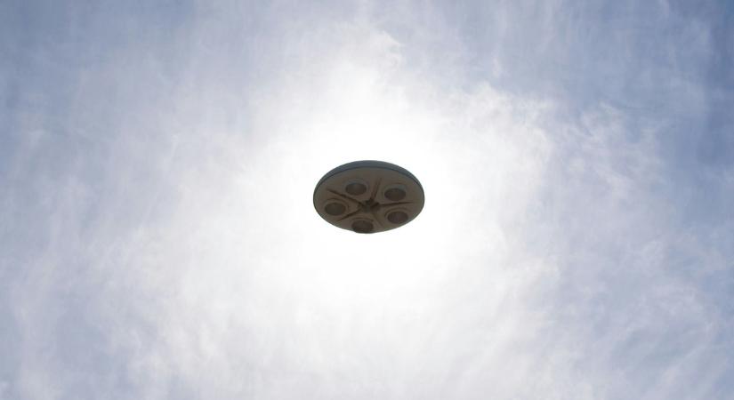 Üldözik az UFO-k? Döbbenetes észlelésről számolt be a fiatal színész - Fotó!
