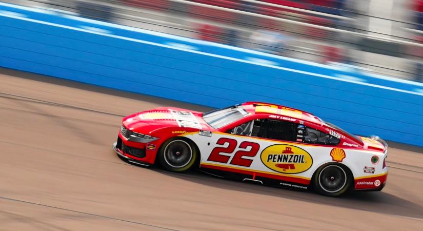 NASCAR: Joey Logano szerezte meg a pole-t az arizonai sivatagban