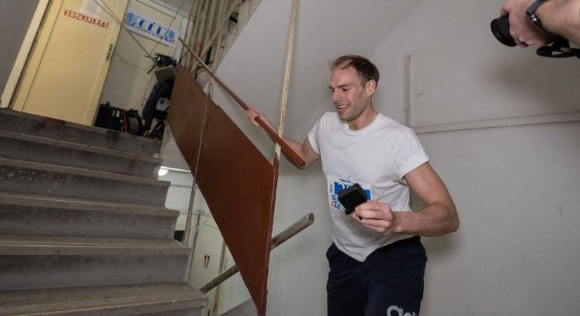 Nem romlott el a lift, mégis megtelt a lépcsőház ( képek, videó)